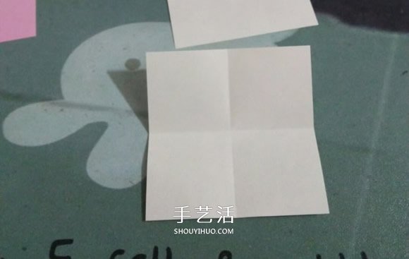 简易圣诞花环折纸图解 幼儿折圣诞花环的折法 -  www.shouyihuo.com
