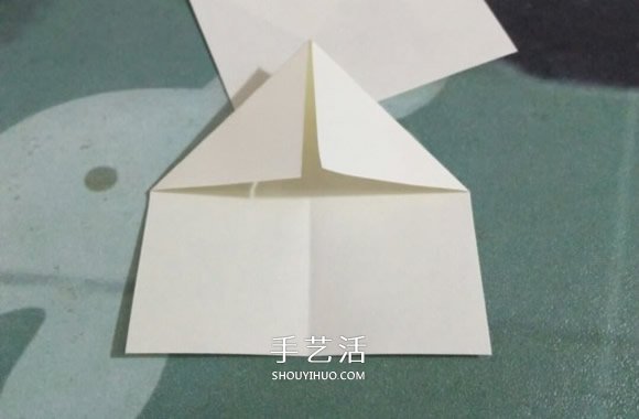 简易圣诞花环折纸图解 幼儿折圣诞花环的折法 -  www.shouyihuo.com