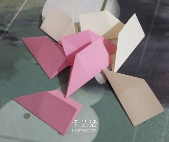 简易圣诞花环折纸图解 幼儿折圣诞花环的折法 -  www.shouyihuo.com