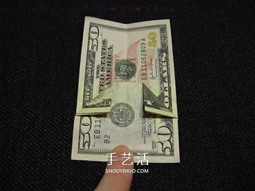 美元圣诞树的折法图解 纸币折纸圣诞树步骤 -  www.shouyihuo.com