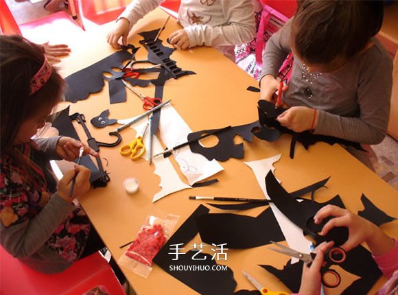 幼儿园万圣节手工制作 万圣节蝙蝠挂饰制作 -  www.shouyihuo.com