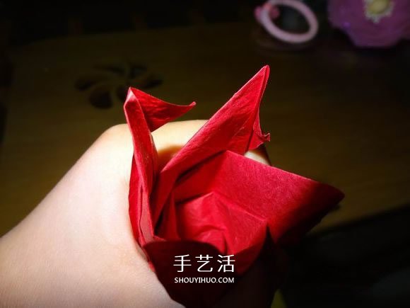 卷心玫瑰花的折法图解 卷心玫瑰折纸教程详细 -  www.shouyihuo.com