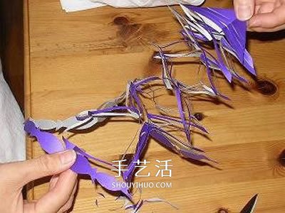 漂亮剪纸挂饰怎么做 手工剪纸挂饰的步骤图 -  www.shouyihuo.com