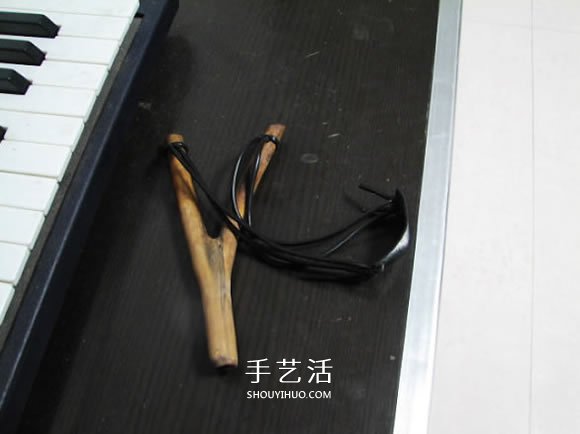 木叉弹弓制作方法过程 自制木头弹弓图解教程 -  www.shouyihuo.com
