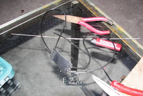 木叉弹弓制作方法过程 自制木头弹弓图解教程 -  www.shouyihuo.com