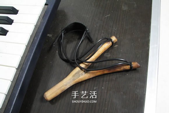 木叉弹弓制作方法过程 自制木头弹弓图解教程 -  www.shouyihuo.com