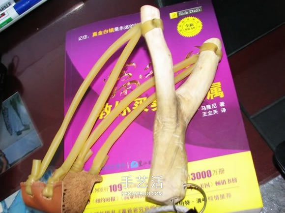 木叉弹弓制作方法过程 自制木头弹弓图解教程 -  www.shouyihuo.com