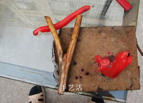 木叉弹弓制作方法过程 自制木头弹弓图解教程 -  www.shouyihuo.com