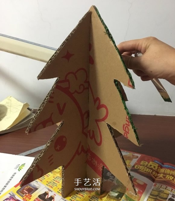 自制大圣诞树的方法 瓦楞纸制作大立体圣诞树 -  www.shouyihuo.com