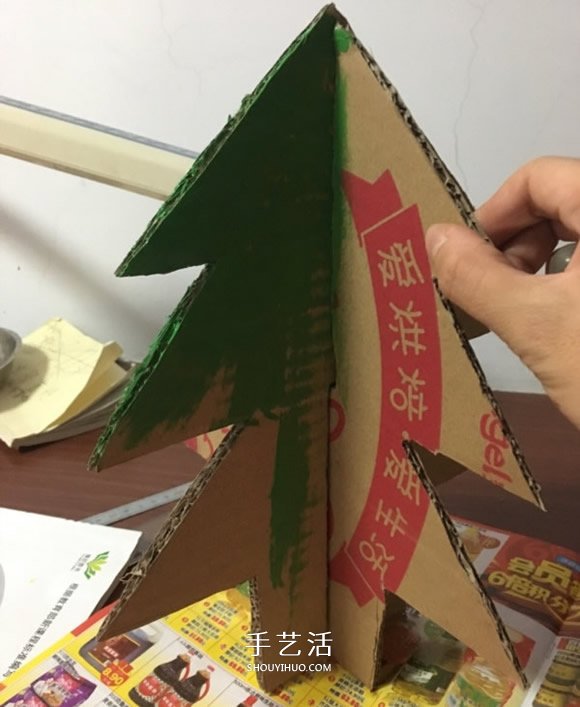 自制大圣诞树的方法 瓦楞纸制作大立体圣诞树 -  www.shouyihuo.com