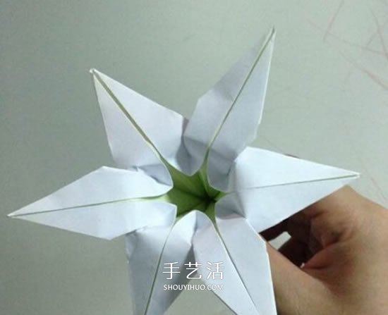 纸百合花的折法图解 折百合花的方法步骤 -  www.shouyihuo.com