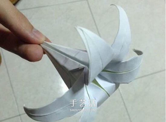 纸百合花的折法图解 折百合花的方法步骤 -  www.shouyihuo.com