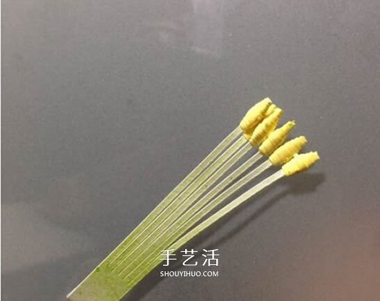 纸百合花的折法图解 折百合花的方法步骤 -  www.shouyihuo.com