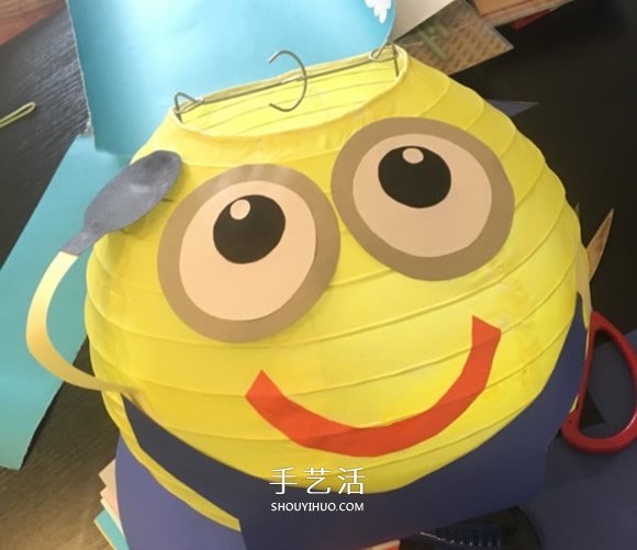 小黄人灯笼制作方法 简单卡通灯笼的改造教程 -  www.shouyihuo.com