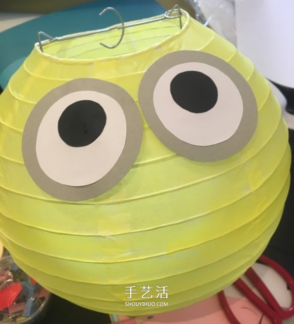 小黄人灯笼制作方法 简单卡通灯笼的改造教程 -  www.shouyihuo.com