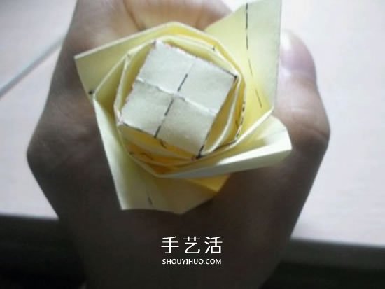 如何折叠玫瑰花图解 玫瑰花的折法简单易学 -  www.shouyihuo.com