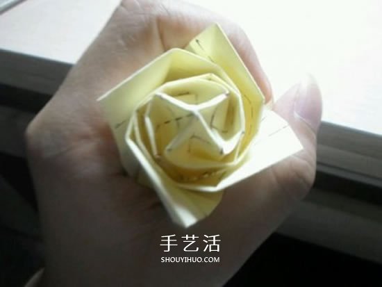 如何折叠玫瑰花图解 玫瑰花的折法简单易学 -  www.shouyihuo.com