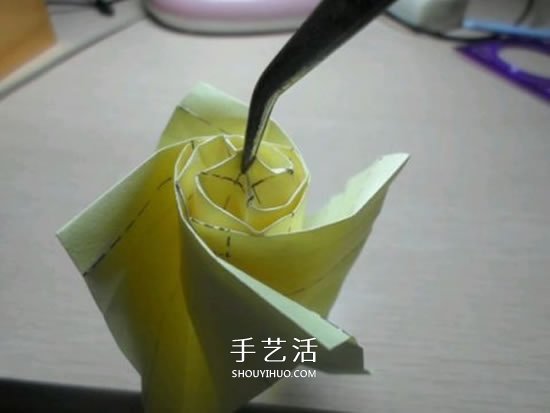 如何折叠玫瑰花图解 玫瑰花的折法简单易学 -  www.shouyihuo.com