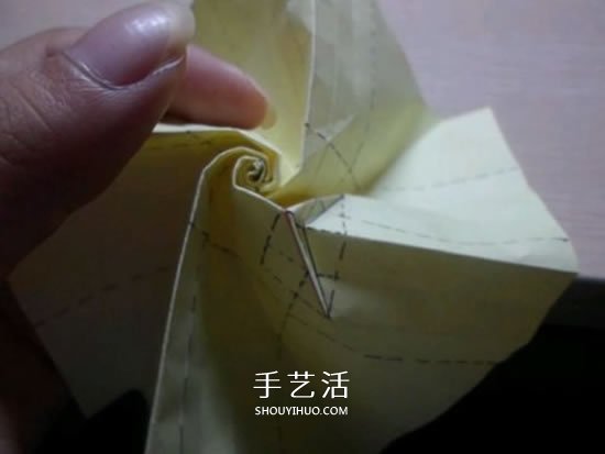 如何折叠玫瑰花图解 玫瑰花的折法简单易学 -  www.shouyihuo.com