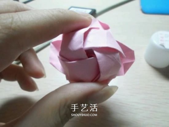 如何折叠玫瑰花图解 玫瑰花的折法简单易学 -  www.shouyihuo.com