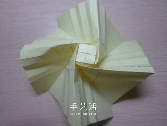 如何折叠玫瑰花图解 玫瑰花的折法简单易学 -  www.shouyihuo.com