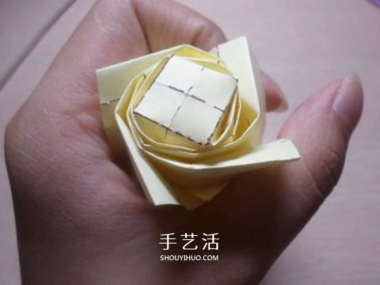 如何折叠玫瑰花图解 玫瑰花的折法简单易学 -  www.shouyihuo.com