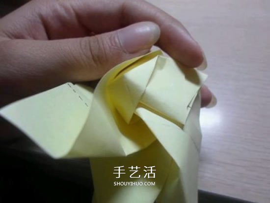 如何折叠玫瑰花图解 玫瑰花的折法简单易学 -  www.shouyihuo.com