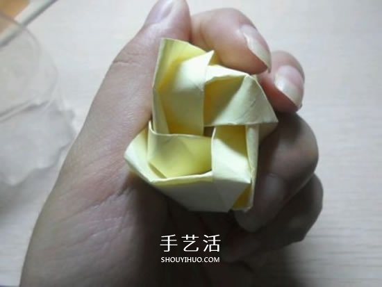 如何折叠玫瑰花图解 玫瑰花的折法简单易学 -  www.shouyihuo.com