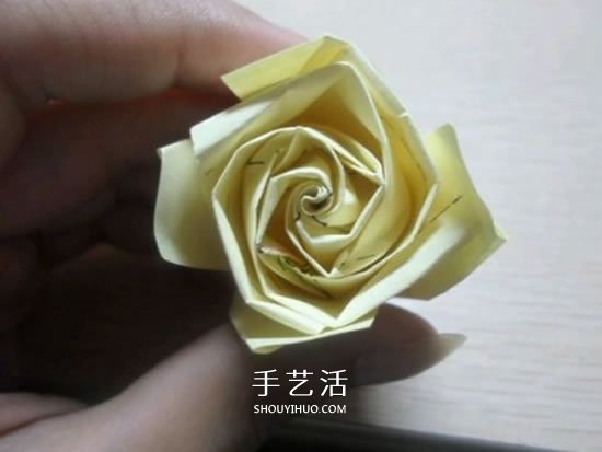 如何折叠玫瑰花图解 玫瑰花的折法简单易学 -  www.shouyihuo.com