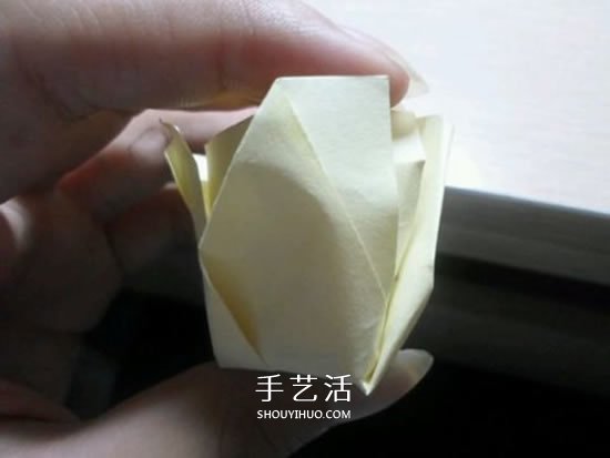 如何折叠玫瑰花图解 玫瑰花的折法简单易学 -  www.shouyihuo.com