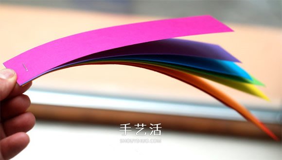 自制彩虹风铃的方法 卡纸制作彩虹风铃教程 -  www.shouyihuo.com