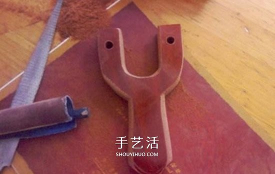 实木弹弓制作过程图解 自制实木弹弓的方法 -  www.shouyihuo.com