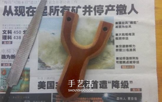 实木弹弓制作过程图解 自制实木弹弓的方法 -  www.shouyihuo.com