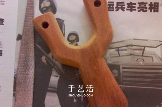实木弹弓制作过程图解 自制实木弹弓的方法 -  www.shouyihuo.com