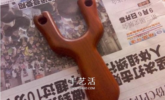 实木弹弓制作过程图解 自制实木弹弓的方法 -  www.shouyihuo.com