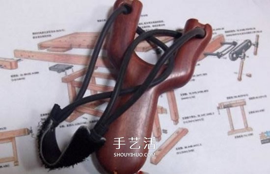 实木弹弓制作过程图解 自制实木弹弓的方法 -  www.shouyihuo.com
