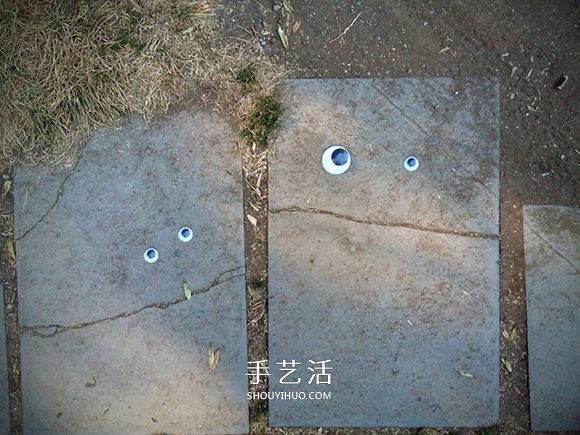 你在看我吗？活动眼珠粘贴让平凡街头趣味横生 -  www.shouyihuo.com