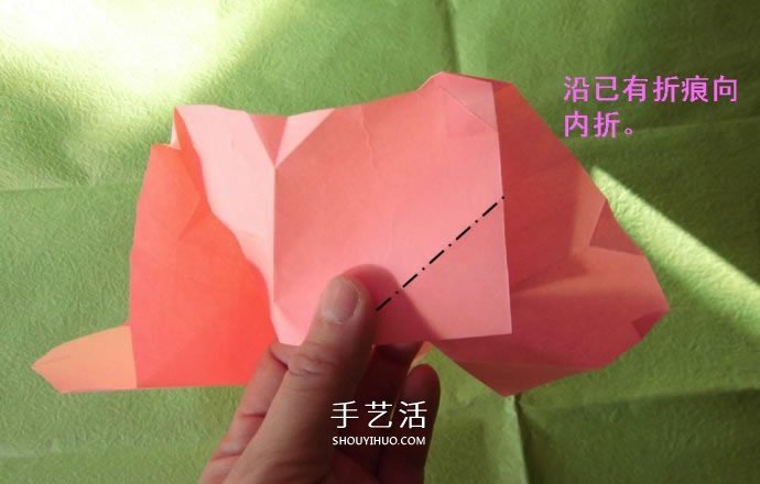 酒杯玫瑰的折法图解 手工折纸酒杯玫瑰过程 -  www.shouyihuo.com
