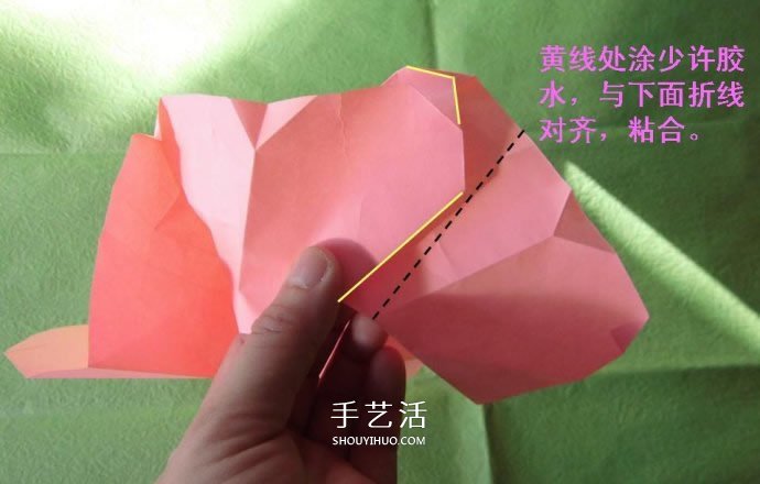 酒杯玫瑰的折法图解 手工折纸酒杯玫瑰过程 -  www.shouyihuo.com