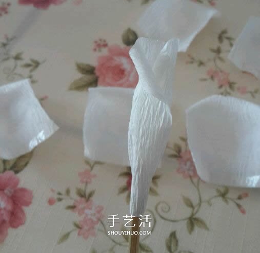 皱纹纸做玫瑰花的过程 简易皱纹纸玫瑰做法 -  www.shouyihuo.com