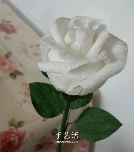 皱纹纸做玫瑰花的过程 简易皱纹纸玫瑰做法 -  www.shouyihuo.com