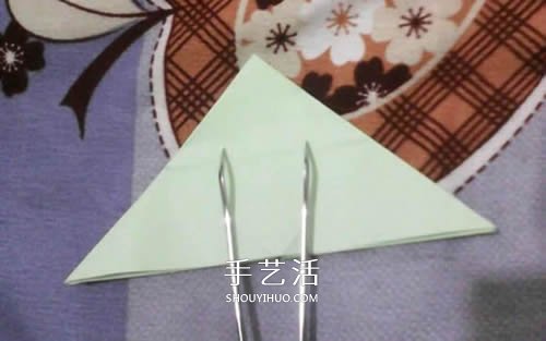 手工纸烟花的折法图解 折纸烟花的方法步骤图 -  www.shouyihuo.com