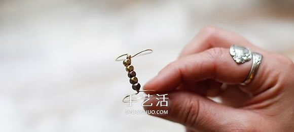 简易双环戒指的做法 DIY金属丝串珠戒指图解 -  www.shouyihuo.com