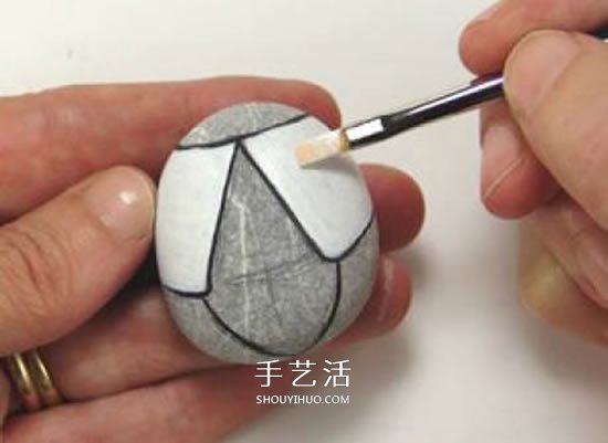 石头画七星瓢虫的教程 简单七星瓢虫石绘图解 -  www.shouyihuo.com