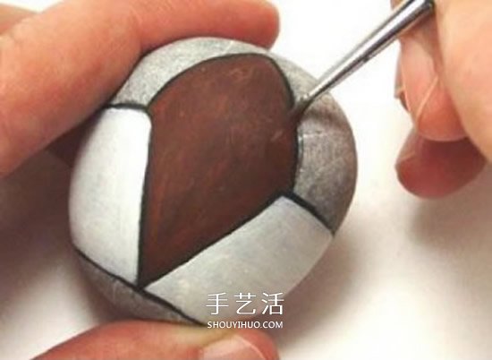石头画七星瓢虫的教程 简单七星瓢虫石绘图解 -  www.shouyihuo.com