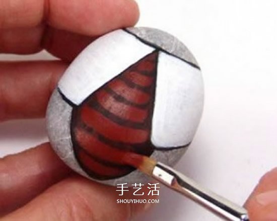 石头画七星瓢虫的教程 简单七星瓢虫石绘图解 -  www.shouyihuo.com