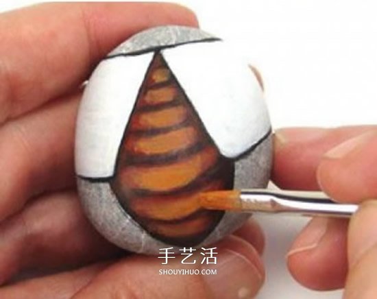 石头画七星瓢虫的教程 简单七星瓢虫石绘图解 -  www.shouyihuo.com