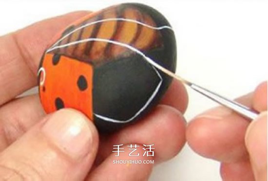 石头画七星瓢虫的教程 简单七星瓢虫石绘图解 -  www.shouyihuo.com