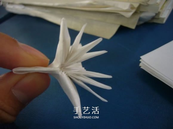 龙头戒指的折纸方法 手工折纸龙头戒图解教程 -  www.shouyihuo.com