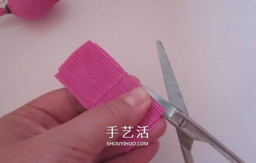 皱纹纸糖果花的做法 皱纹纸玫瑰花手工制作 -  www.shouyihuo.com